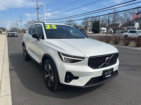 Certified 2025 Volvo XC40 B5 Plus AWD/4WD image 6