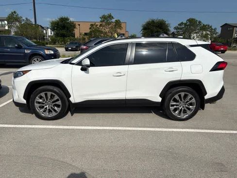 Used 2019 Toyota RAV4 XLE Premium FWD image 2