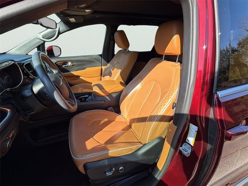 Used 2021 Chrysler Pacifica Pinnacle image 2