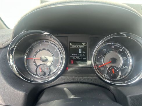 Used 2016 Chrysler Town & Country Touring image 9