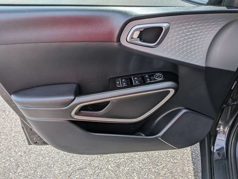 Used 2024 Kia Soul LX w/ Option Group 015 FWD image 11