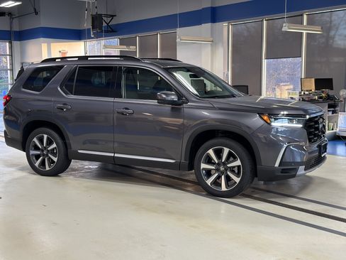 New 2025 Honda Pilot Touring image 7