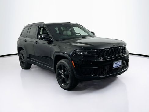 Used 2023 Jeep Grand Cherokee Altitude image 3