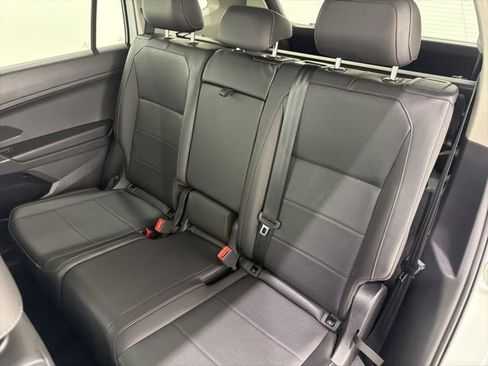 Used 2018 Volkswagen Tiguan SEL w/ 3rd Row Seat Package AWD/4WD image 16