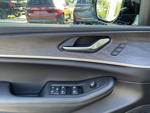 New 2025 Jeep Grand Cherokee Limited w/ Luxury Tech Group II image 10