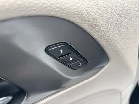 Used 2024 Chrysler Pacifica Touring-L FWD image 22