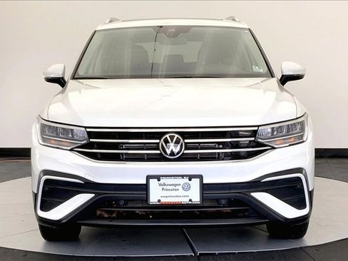Certified 2023 Volkswagen Tiguan SE w/ Panoramic Sunroof Package image 3