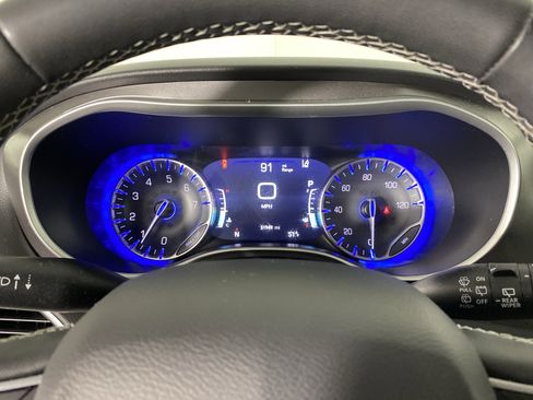 Used 2024 Chrysler Pacifica Touring-L image 21