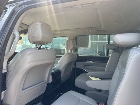 Used 2022 Jeep Wagoneer Series III w/ Premium Group I AWD/4WD image 7