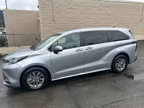 Used 2023 Toyota Sienna XLE AWD/4WD image 8