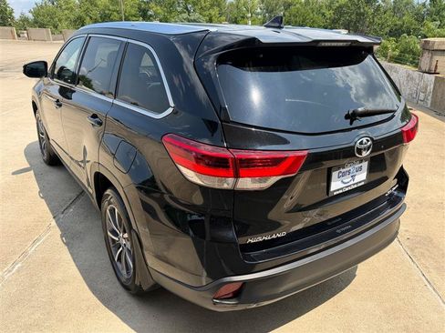 Used 2019 Toyota Highlander XLE AWD/4WD image 4
