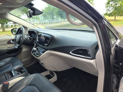 Used 2017 Chrysler Pacifica Touring-L FWD image 14