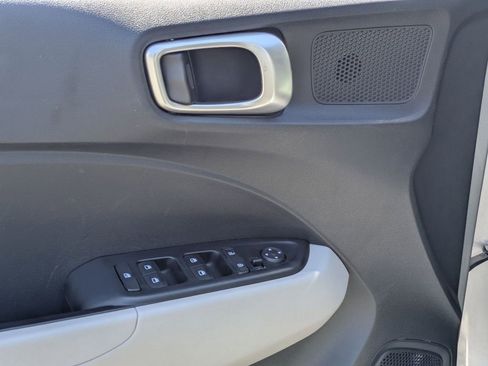Used 2025 Hyundai Venue SEL FWD image 16