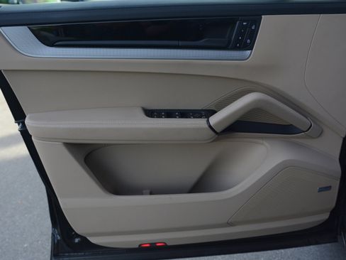 Certified 2025 Porsche Cayenne Coupe image 13