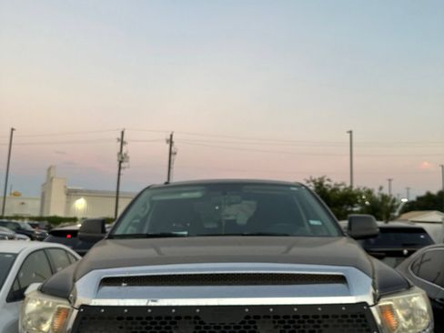 Used 2017 Toyota Tundra SR5 w/ SR5 Upgrade Package AWD/4WD image 25