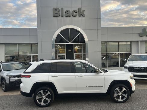 Used 2023 Jeep Grand Cherokee Limited w/ Luxury Tech Group II AWD/4WD image 3
