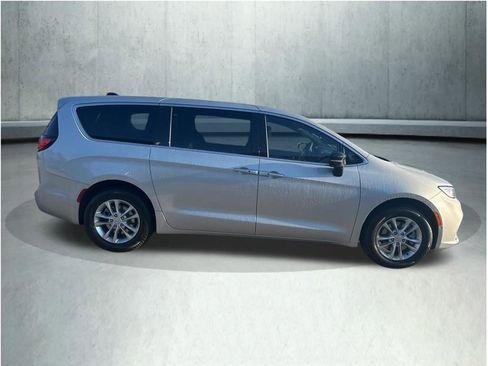 New 2026 Chrysler Pacifica Select image 6