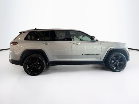 Used 2023 Jeep Grand Cherokee L Altitude AWD/4WD image 10