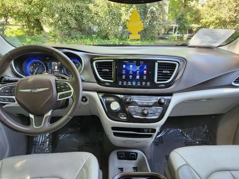 Used 2017 Chrysler Pacifica Touring-L FWD image 11