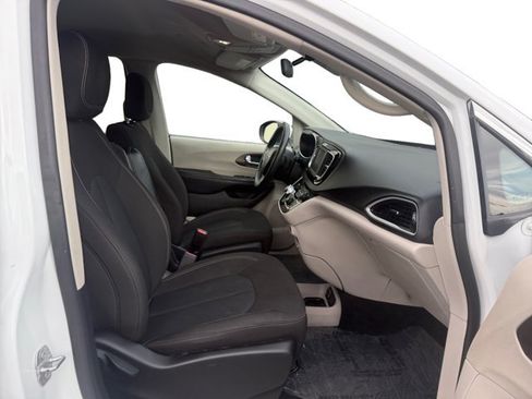 Used 2022 Chrysler Voyager LX FWD image 12