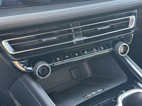 Used 2025 Chevrolet Traverse LT image 11