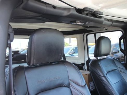 Used 2018 Jeep Wrangler Unlimited Sahara w/ Dual Top Group AWD/4WD image 32