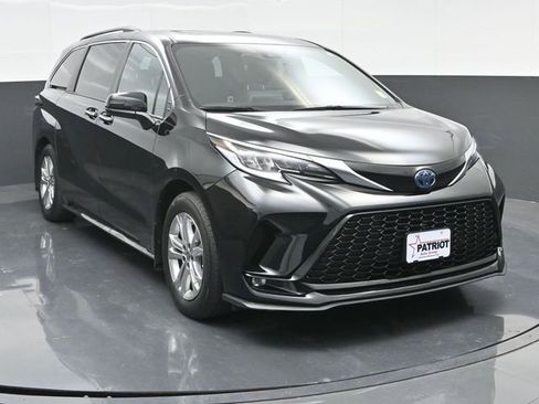 Used 2022 Toyota Sienna XSE image 6
