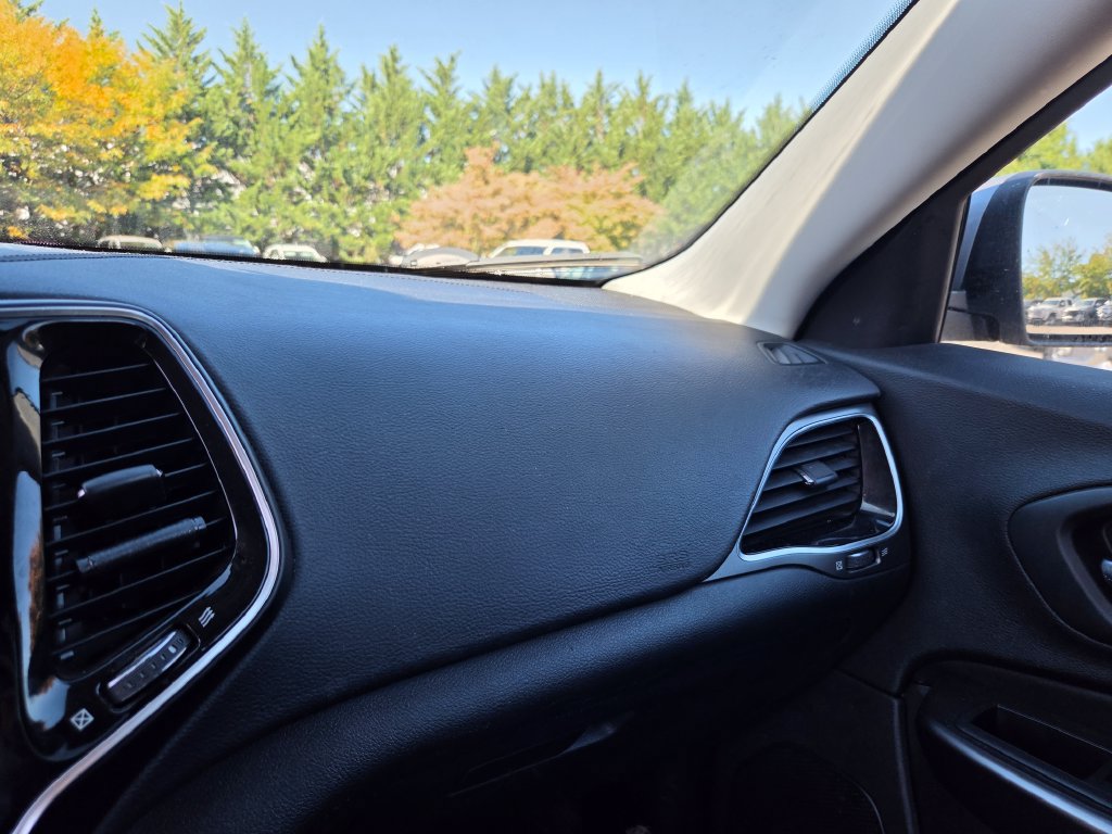 Used 2020 Jeep Cherokee Limited AWD/4WD image 18