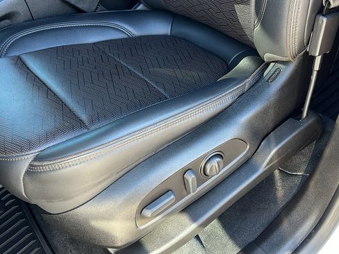 Used 2023 Chevrolet Traverse High Country image 21