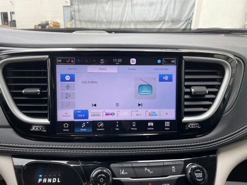 Used 2024 Chrysler Pacifica Limited FWD image 14