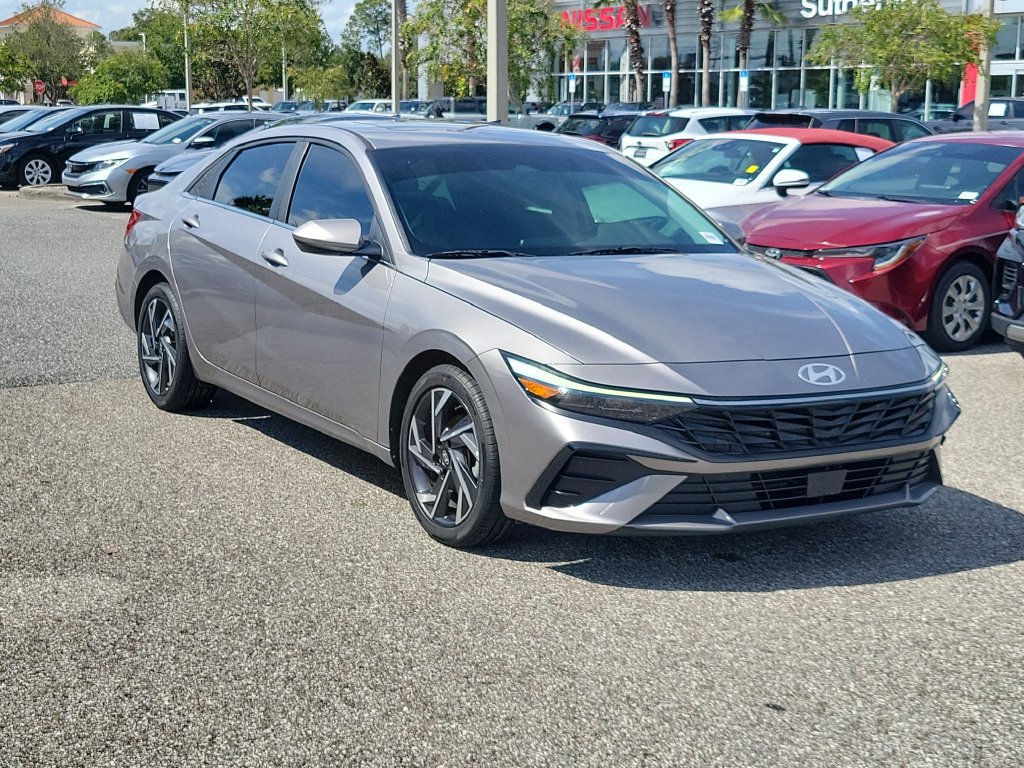 Used 2024 Hyundai Elantra SEL w/ Convenience Package FWD image 2