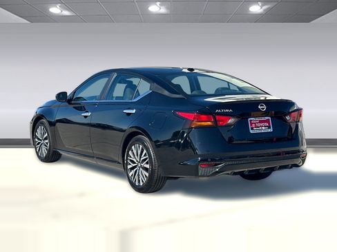 Used 2025 Nissan Altima 2.5 SV FWD image 3