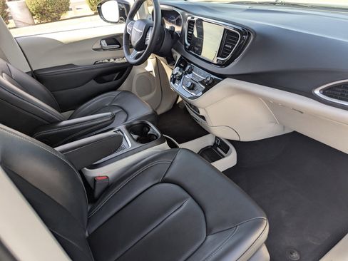 Used 2024 Chrysler Pacifica Touring-L image 13