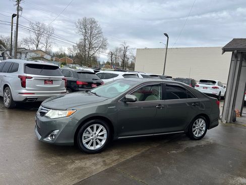 Used 2014 Toyota Camry XLE w/ Moonroof Package image 4