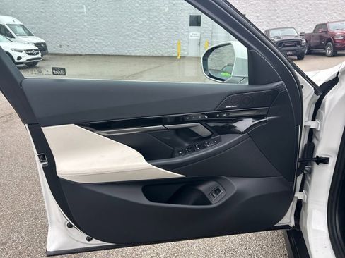 Used 2024 BMW 530i xDrive w/ Premium Package image 11