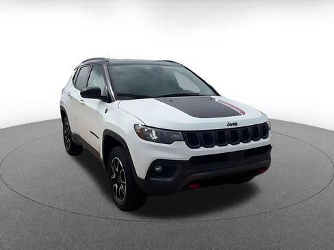 Used 2025 Jeep Compass Trailhawk AWD/4WD image 3
