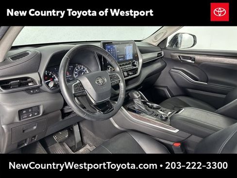 Used 2021 Toyota Highlander Platinum image 12