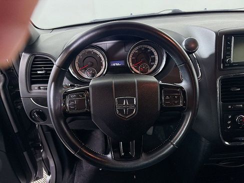 Used 2017 Dodge Grand Caravan SE image 12