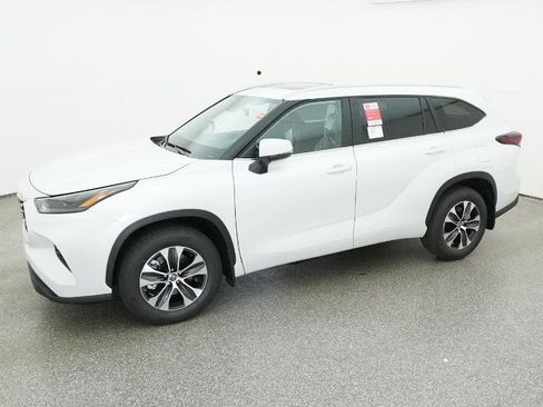 New 2026 Toyota Highlander XLE image 2