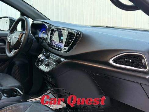 Used 2025 Chrysler Pacifica Select FWD image 21