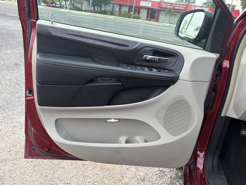 Used 2014 Chrysler Town & Country Touring FWD image 6