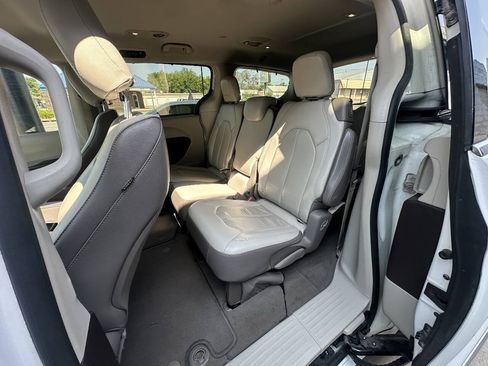 Used 2017 Chrysler Pacifica Touring-L FWD image 17
