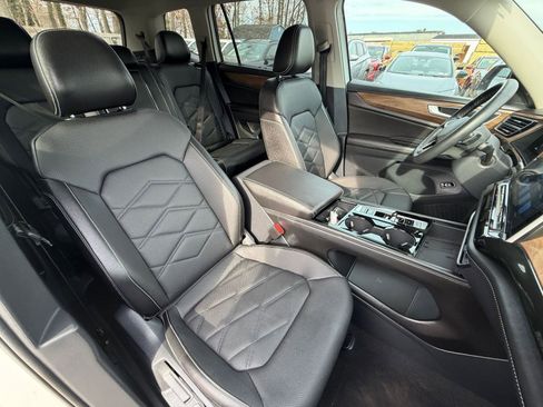 Used 2025 Volkswagen Atlas SE image 39