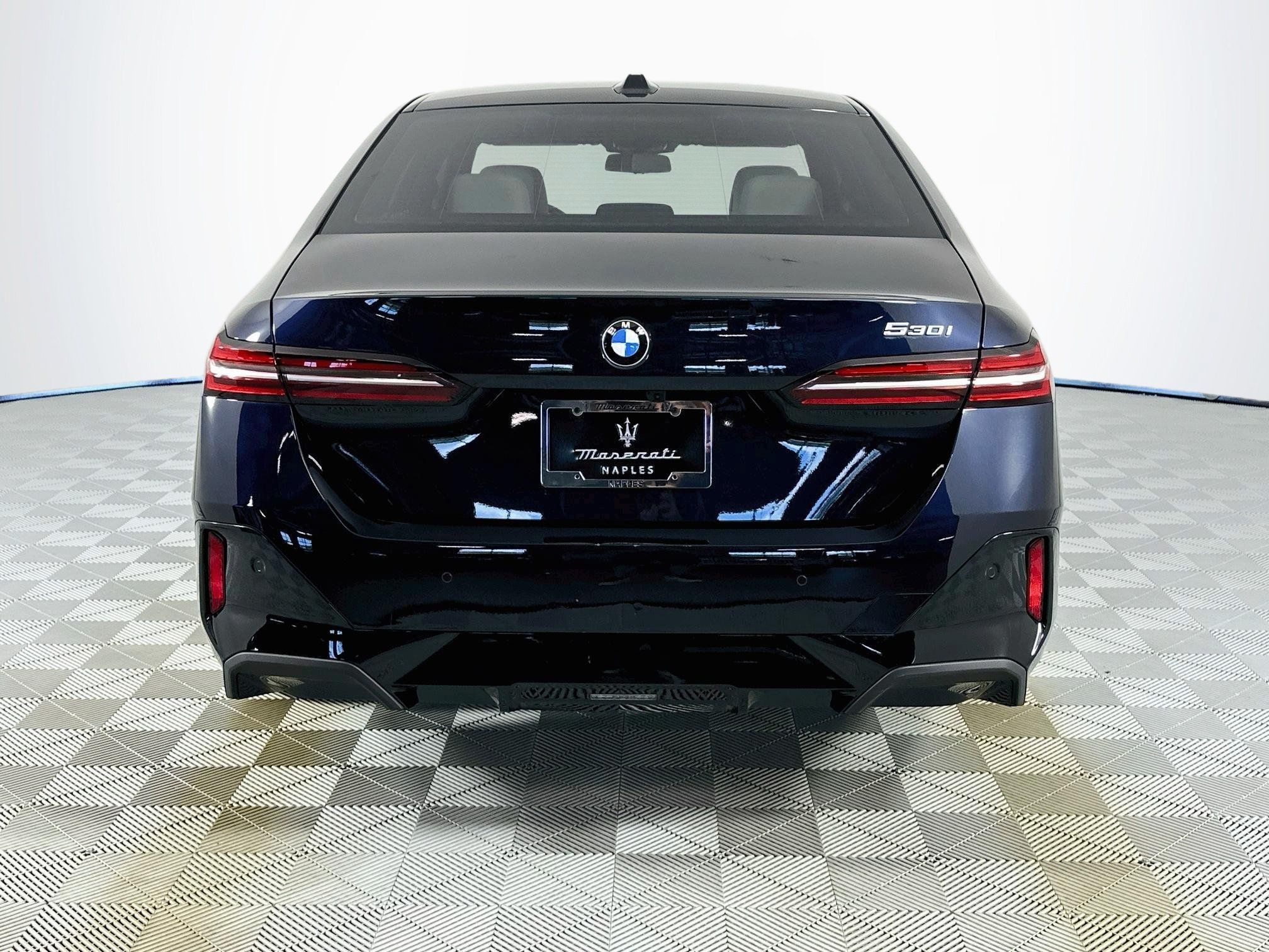 Used 2025 BMW 530i w/ M Sport Package RWD image 6