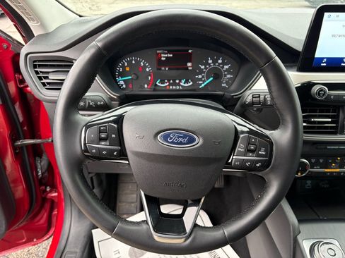 Used 2022 Ford Escape SE w/ SE Sport Appearance Package image 18