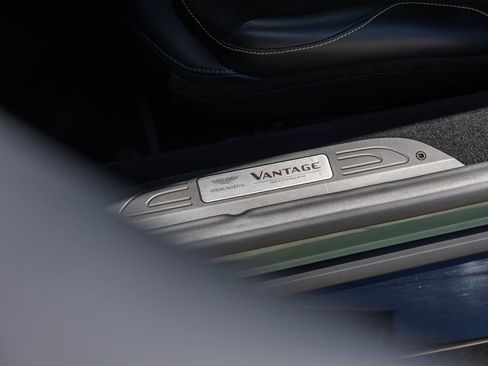 Used 2023 Aston Martin V8 Vantage Coupe RWD image 19