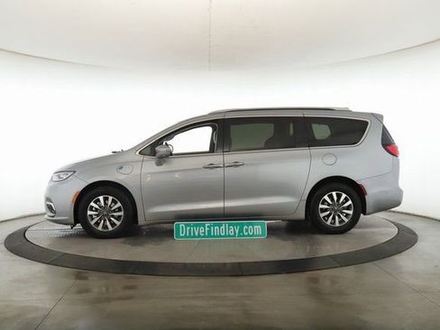 Used 2021 Chrysler Pacifica Touring-L image 9