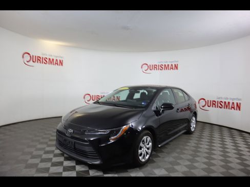 Used 2025 Toyota Corolla LE FWD image 3