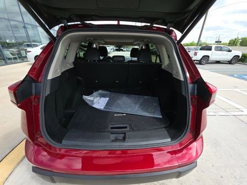 Used 2025 Nissan Rogue SV w/ SV Premium Package image 27