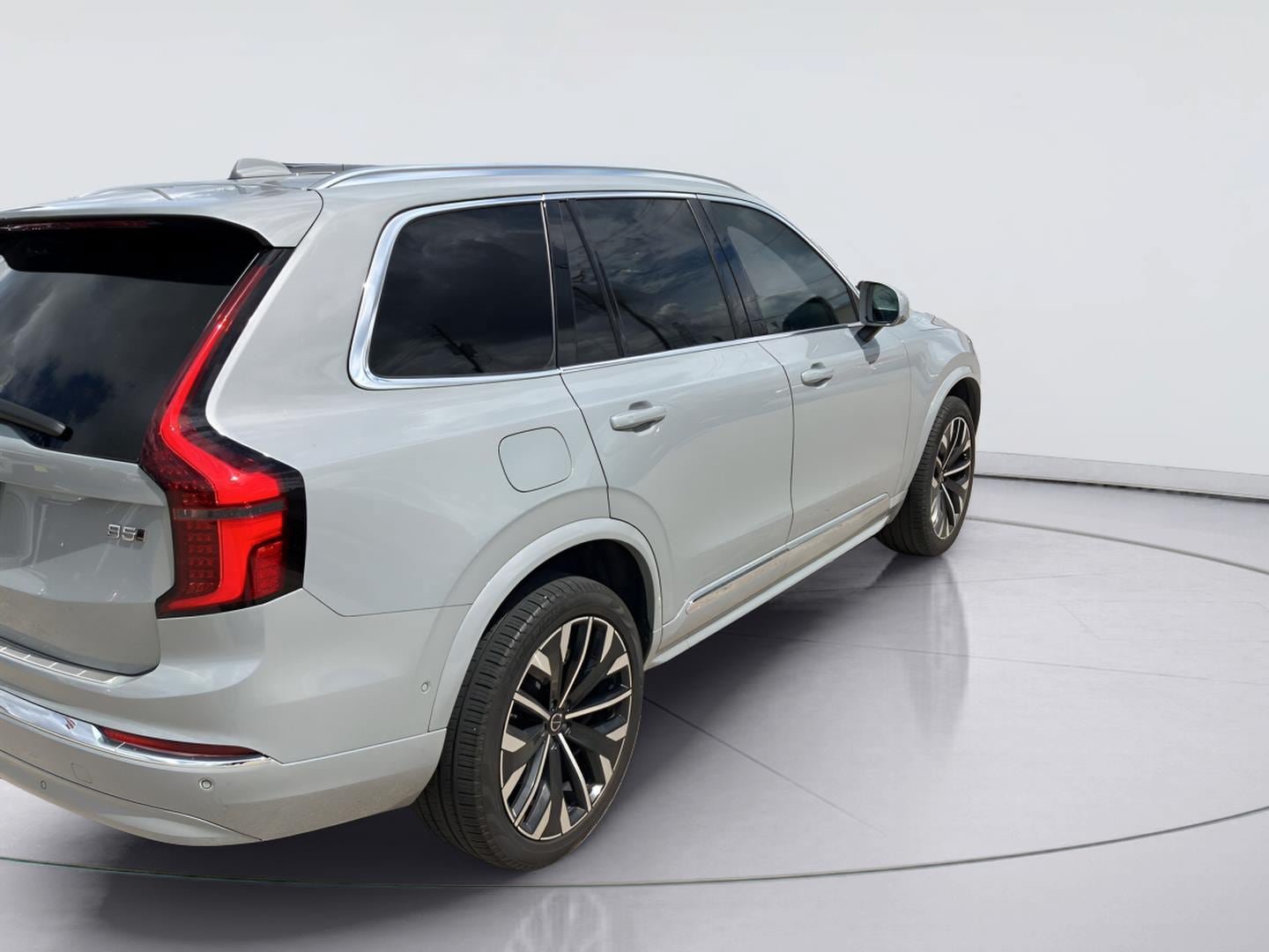 Used 2025 Volvo XC90 B5 Plus w/ Protection Package Premier AWD/4WD image 3